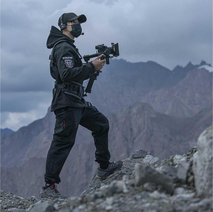 Immagine prodotto Tilta Sistema di supporto gimbal leggero a doppia impugnatura (Maniglia cardanica)