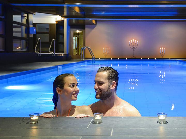 Immagine prodotto Smartbox Joyeux Noël: una notte di charme con pause di benessere e di gioia (2 Persone)