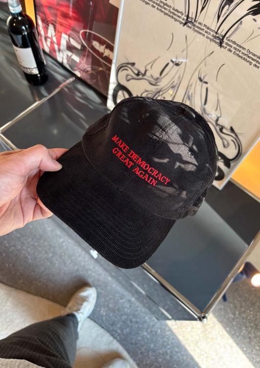 Produktbild Plakativ «Make Democracy Great Again» Courdroy Cap Black