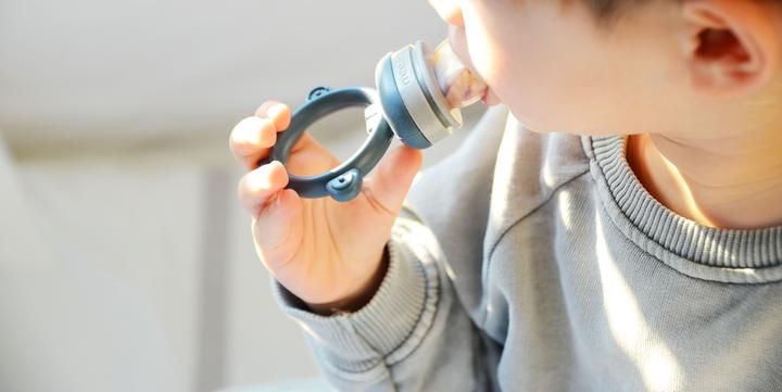 Actual product image Minikoioi Pulps - Deep Blue / Powder Grey - Silicone fruit/vegetable feeder