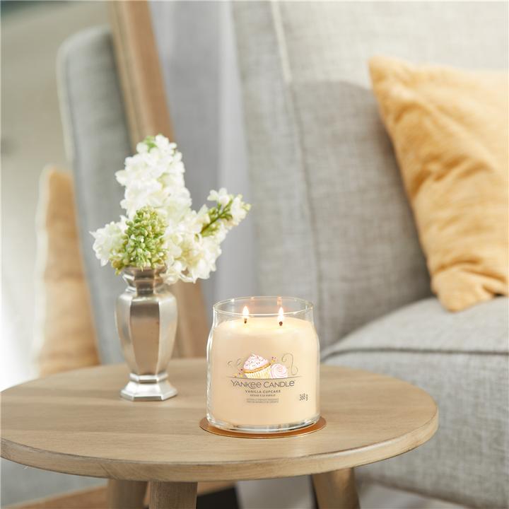 Actual product image Yankee Candle Duftkerze Vanilla Cupcake Signature Medium Jar