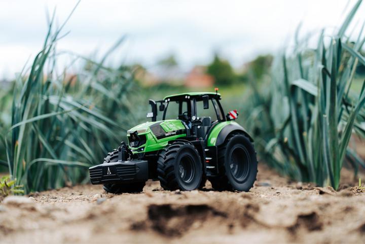 Actual product image Carson 1:16 Deutz-Fahr Traktor 8280 TTV 100%RTR (RTR Ready-to-Run)