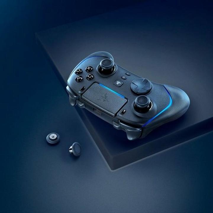 Actual product image Razer Wolverine V2 Pro (PS5, PC)