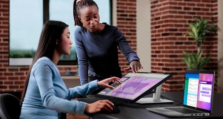 Actual product image Dell P2424HT (1920 x 1080 pixels, 23.80")