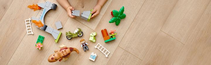 Image du produit LEGO Éruption du T. Rex et du Triceratops (10939)