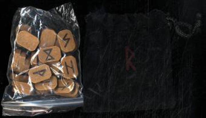 Produktbild Runen (Deutsch, Englisch, Französisch, Italienisch, Spanisch, Königsfurt-Urania Verlag GmbH, 2007)