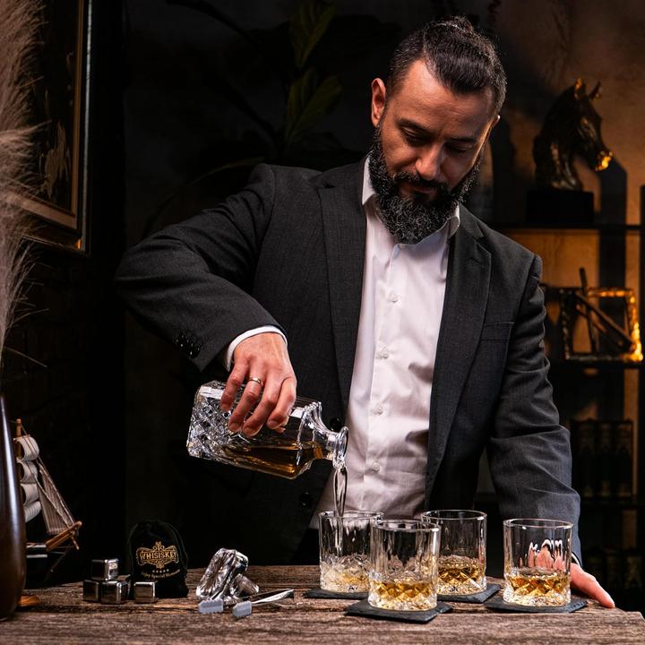 Produktbild Whisiskey Whiskey Karaffe Geschenkset mit Gläser & Steinen (0.70 l)