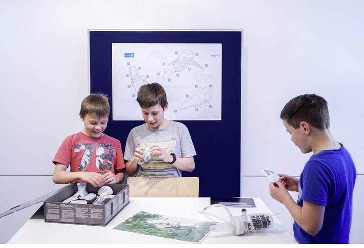 Produktbild Festo Experimentier Set Interaktives Lernposter Bionics Kit