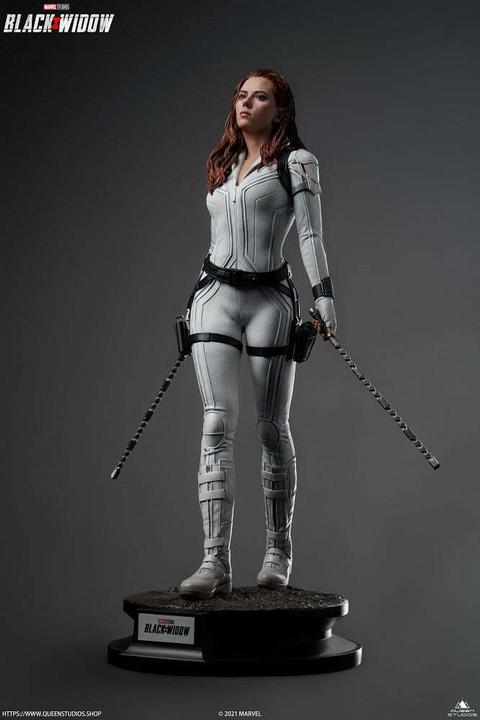 Actual product image Queen Studios Black Widow "Black Widow - Snow Suit Edition" 1/4 Statue