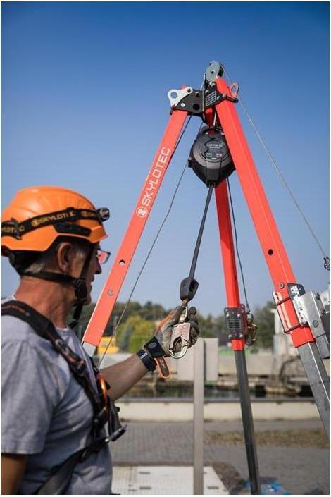 Actual product image Skylotec RAPTOR W EN 360 retractable type fall arrester Weight approx. 3.2 kg Rope length 6 m for vertical (Height safety device, 140 kg)