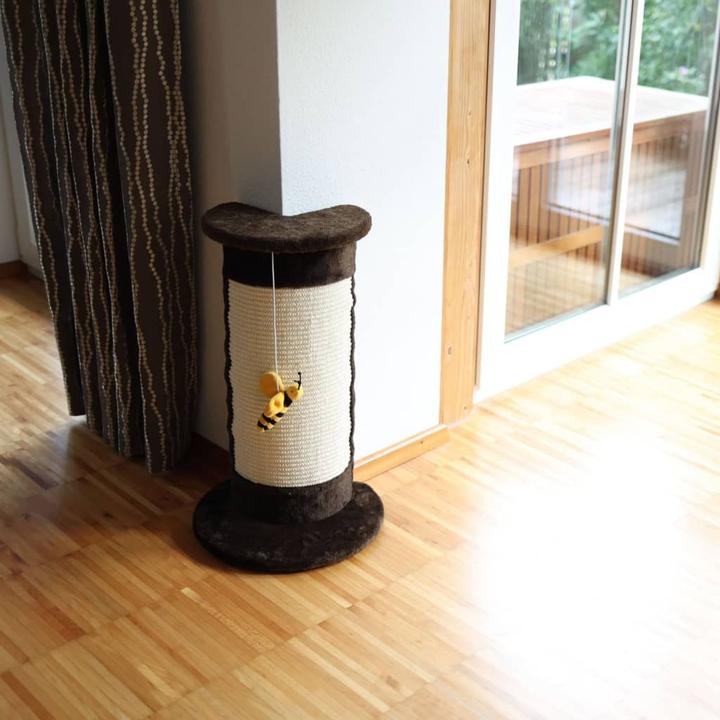 Produktbild Kerbl Kratzsäule CORNER braun, 58cm mit Biene am Band (58 cm, Braun)