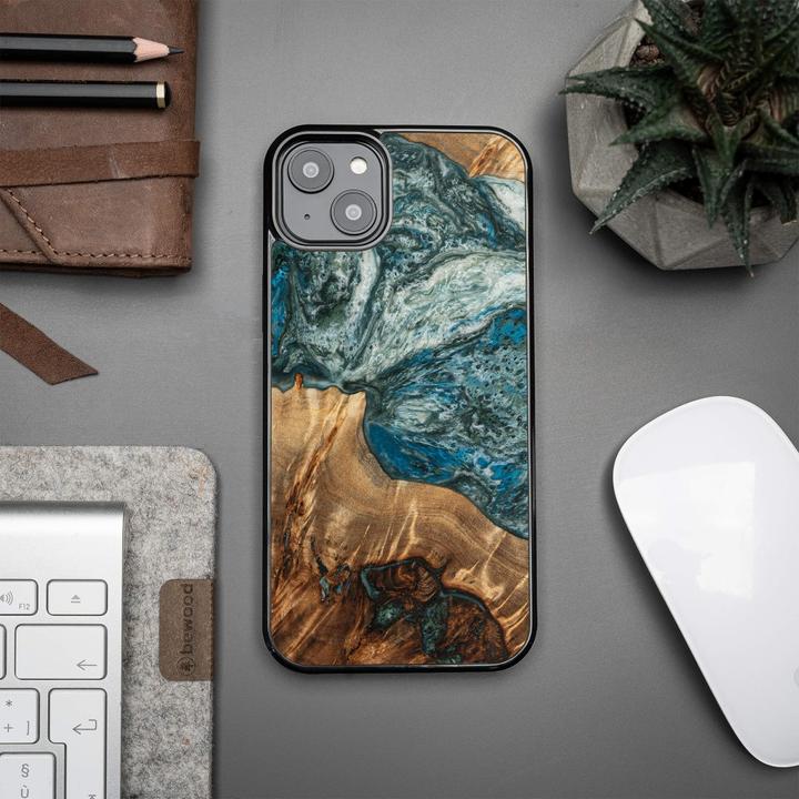 Produktbild INNE Bewood Unique Case für iPhone 15 Plus 6,7" Planeten Erde (Apple iPhone 15 Plus)