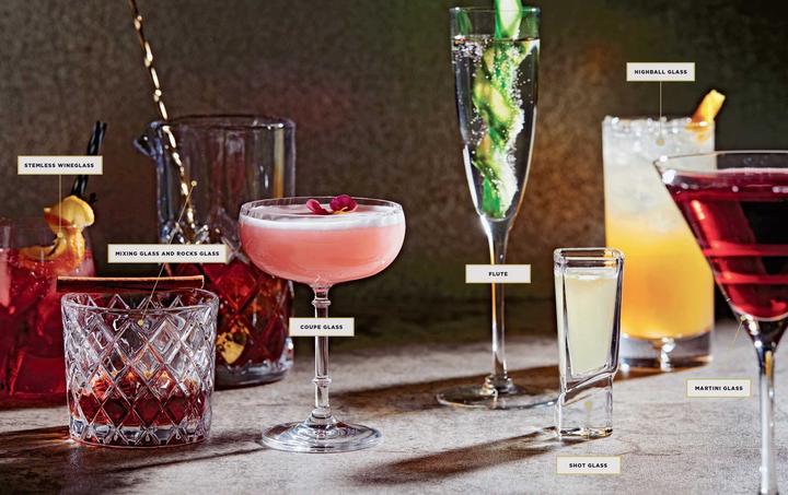 Produktbild Gotham City Cocktails: Official Handcrafted Food & Drinks From the World of Batman (Englisch, André Darlington, Ted Thomas, 2021)