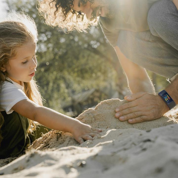 Produktbild Hama Armband für Fitbit Charge 5, Uhrenarmband zum Tauschen, universal, Schw. (22 mm, Thermoplastische Polyurethane (TPU))