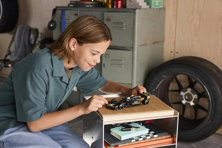 Produktbild LEGO APXGP Team Race Car aus F1® Der Film (77252)