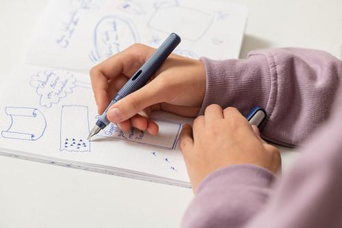 Produktbild Pelikan Füllhalter o structure P480M, blau Schaft mit Rillenstruktur, ergonomische Soft-Griffzone (Blau, 1x)