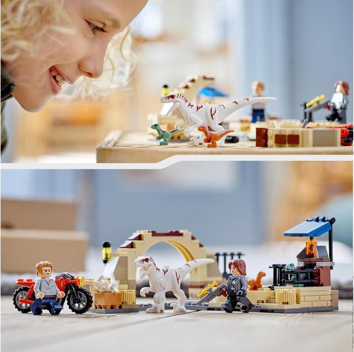 Produktbild LEGO Atrociraptor: Motorradverfolgungsjagd (76945, LEGO Jurassic World)