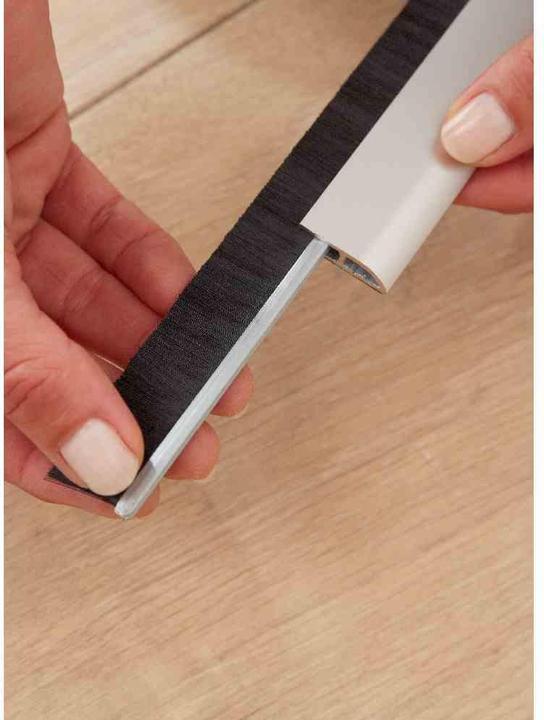 Produktbild tesa tesamoll COMFORT Türdichtschiene, selbstklebende Türdichtung für unebene Böden (0.32 kg, White)