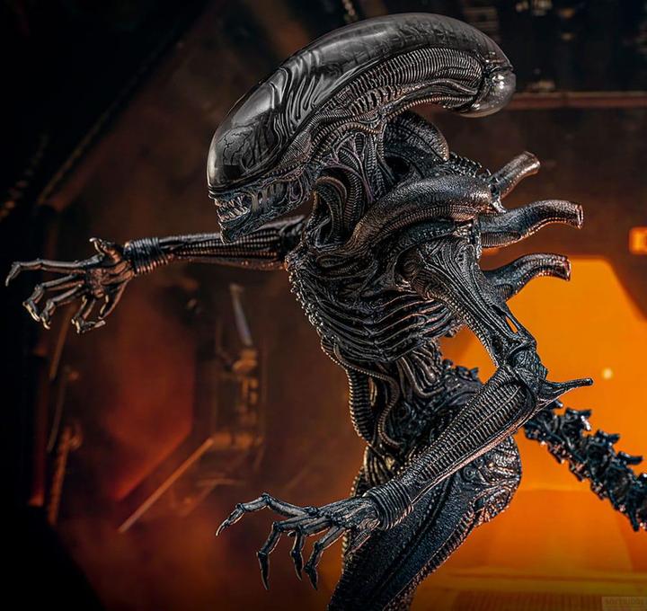 Produktbild Hot Toys Alien: Romulus Movie Masterpiece Actionfigur 1/6 Scorched Xenomorph 44 cm