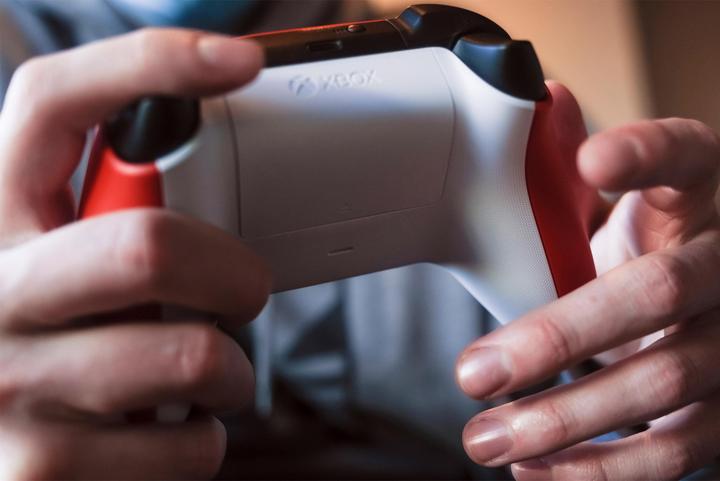 Produktbild Microsoft Xbox Wireless Controller Pulse Red (Android, iOS, PC, Xbox One S, Xbox One X, Xbox Series S, Xbox Series X)