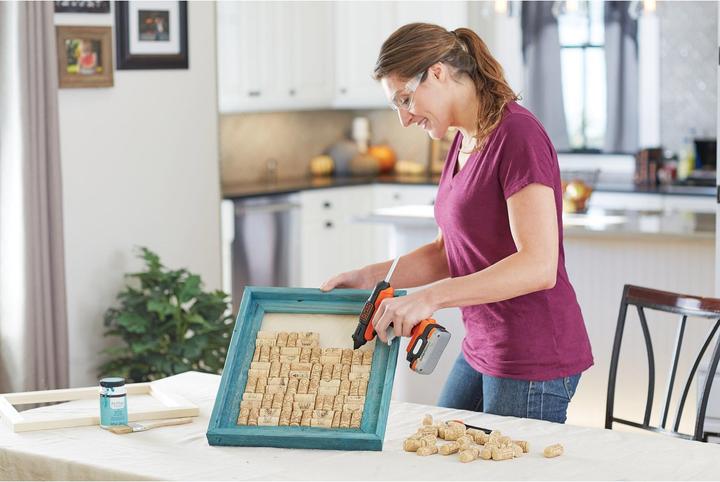 Immagine prodotto Black & Decker Pistola per colla a caldo a batteria