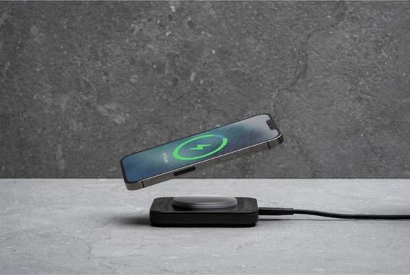 Produktbild Nomad Base One With MagSafe Carbide (15 W)