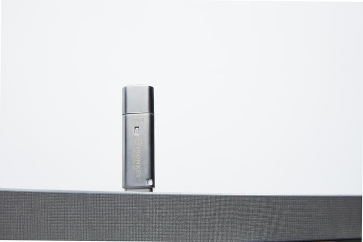 Image du produit Kingston IronKey Locker+ 50 (128 Go, USB-A)