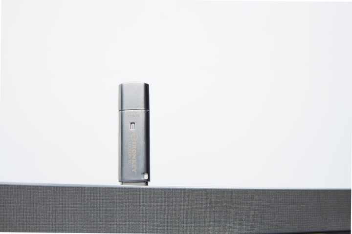Produktbild Kingston IronKey Locker+ 50 (128 GB, USB-A, USB 3.2)