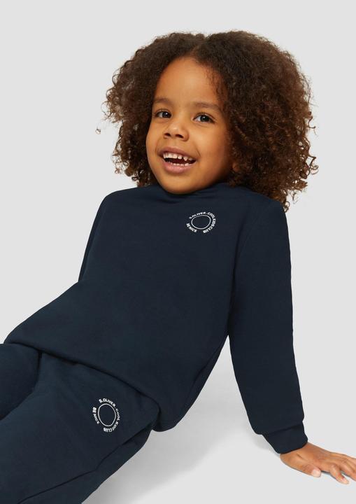 Actual product image S.Oliver Sweatshirt Unisex Kapuzen-Sweatshirt mit Rippbündchen und kleinem Print-Detail (92)