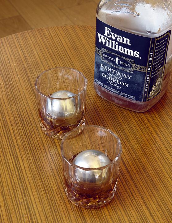 Actual product image Kikkerland Whiskey Balls (Whisky stones)