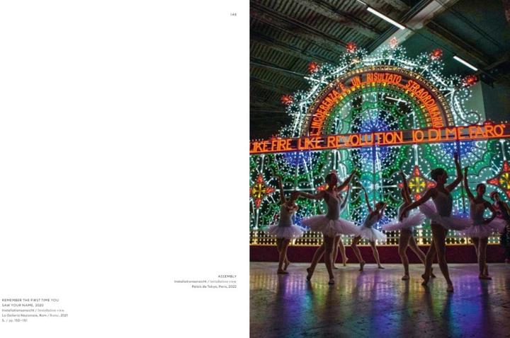 Immagine prodotto Marinella Senatore (Inglese, Tedesco, Chus Martínez, Helena Pereña, Jürgen Tabor, Marinella Senatore, Marion Blomeyer, Michael Buhrs, Nora Sternfeld, Théo-Mario Coppola, 2023)