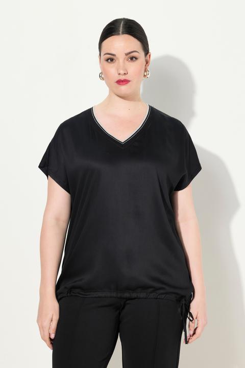 Image du produit Ulla Popken Blouse avec satin sur le devant. Décolleté en V et manches courtes. Cordon de serrage à la base. (46, 48)