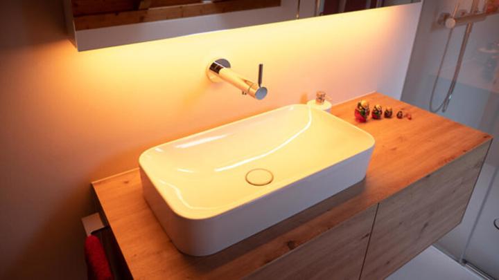 Produktbild Schneider DAILY Line Ultimate LED Lichtspiegelschrank, 1 Tür Anschlag wechselbar, Steckdose rechts (84 x 56 x 20 cm)