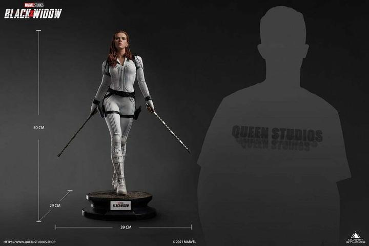 Actual product image Queen Studios Black Widow "Black Widow - Snow Suit Edition" 1/4 Statue