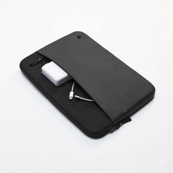 Actual product image Incase A.R.C. (16", Apple)