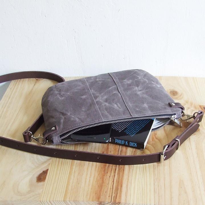 Immagine prodotto Only-Bags.Store Piccola borsa a tracolla in tela cerata marrone con zip e tracolla in pelle