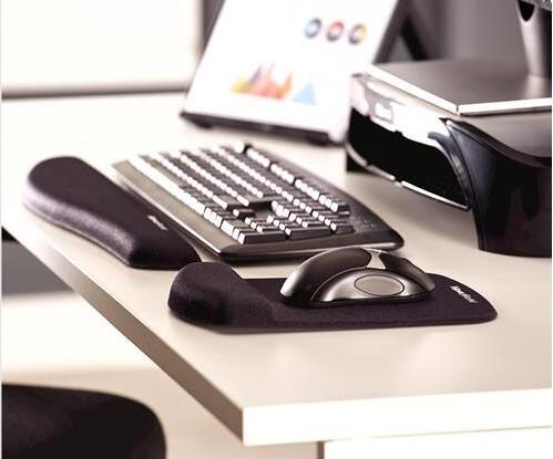 Actual product image Fellowes PlushTouch (S)