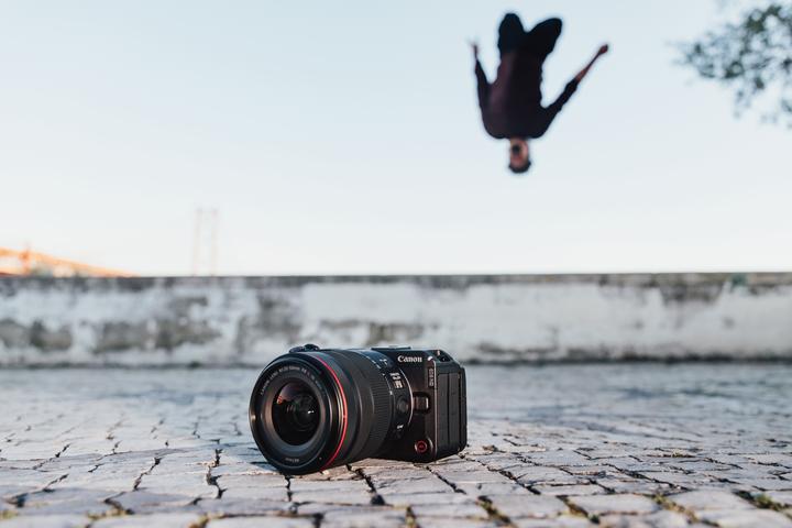 Actual product image Canon EOS R6 V housing + RF 20-50mm F4 L IS USM PZ (20 - 50 mm, 32.50 Mpx, Full frame)