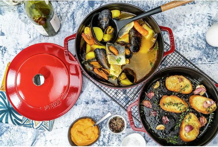Image du produit Staub Cocotte 2pcs. 24 cm, ronde, rouge cerise, fonte (24 cm, Cocotte + faitout, Fonte)