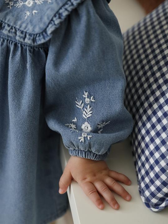 Immagine prodotto Vertbaudet Abito in denim con colletto arricciato e ricami floreali (68)