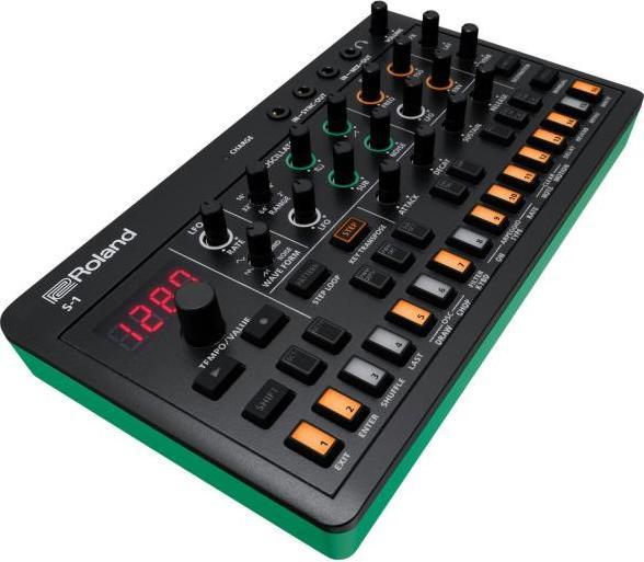 Produktbild Roland Aira S-1 Tweak Synthesizer mit Kopfhörer
