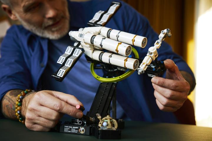 Actual product image LEGO Project Hail Mary (11389, LEGO Icons)