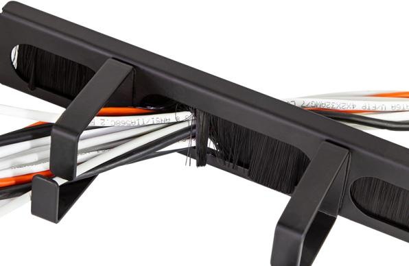 Image du produit LogiLink Panneau guide-câbles 19" avec 4 étriers en acier et barrette à brosses, noir