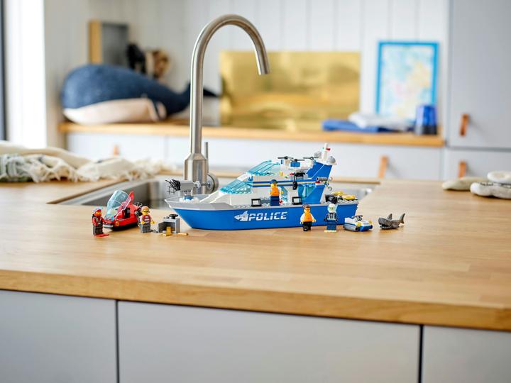 Actual product image LEGO Police boat (60277, LEGO City)