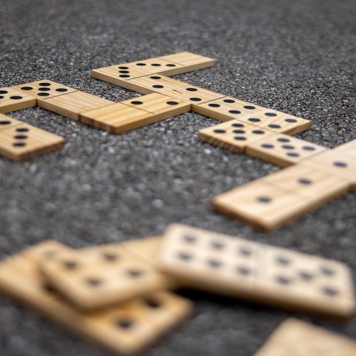 Produktbild Schildkröt SCHILDKR™T Jumbo Domino-Set, Spieleklassiker im Groáformat (1 - 4 Spieler)