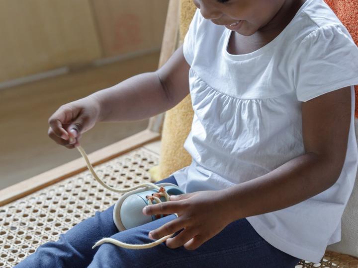 Actual product image Plantoys Tie the shoe