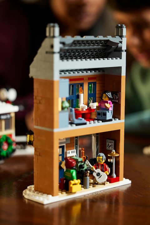 Image du produit LEGO La rue principale décorée pour Noël (10308, LEGO difficiles à trouver)