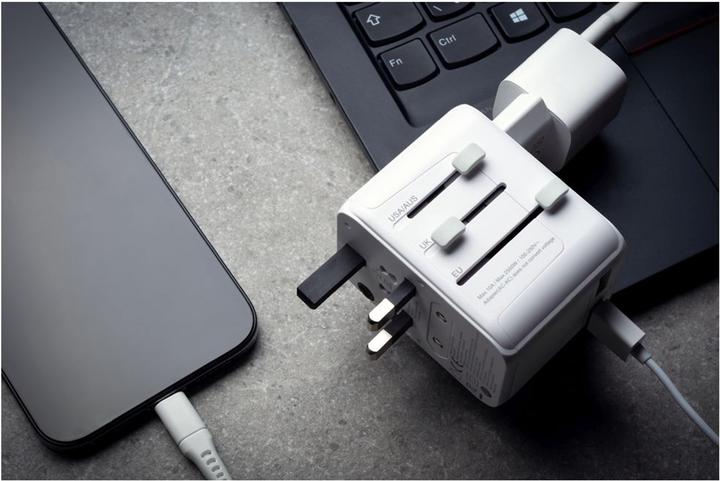Actual product image Fixed Voyager 30W travel adapter for EU, UK and USA/AUS, with 1xUSB-C and 2xUSB output, GaN, PD 30W, white