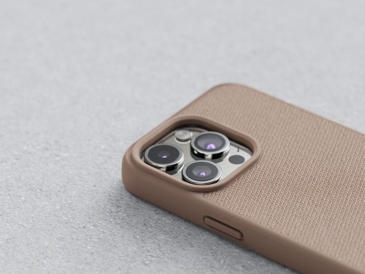 Produktbild Njord Hard-Cover Fabric MagSafe Case Pink Sand (Apple iPhone 15 Pro Max)