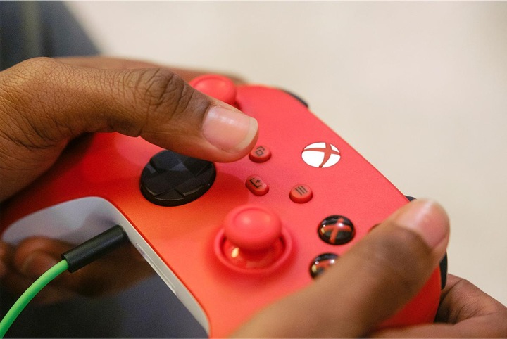 Immagine prodotto Microsoft Xbox Wireless Controller - Pulse Red (Xbox One S, Xbox Serie S, PC, Xbox One X, Xbox Series X)